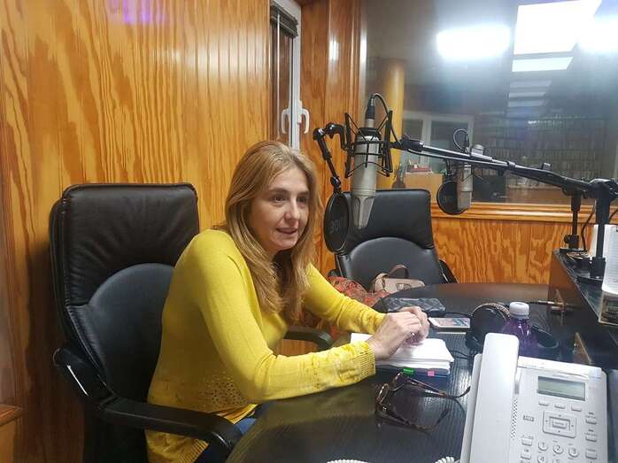 Soledad Hernández, vicesecretaria general de la agrupación socialista y concejala de la oposición, en los estudios de Radio Faycán (Foto TA)